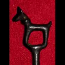 Epingle en bronze surmont�e d'un chien